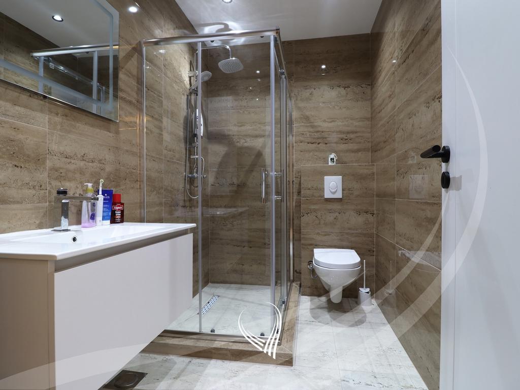 Duplex – Penthouse me 3 dhoma gjumi me qira në lagjen Kalabria - Emshir22