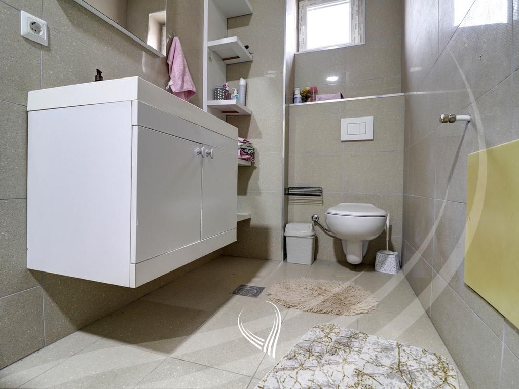 Banesë me 2 dhoma gjumi në shitje në lagjen Mati 1 – Euro Abi15