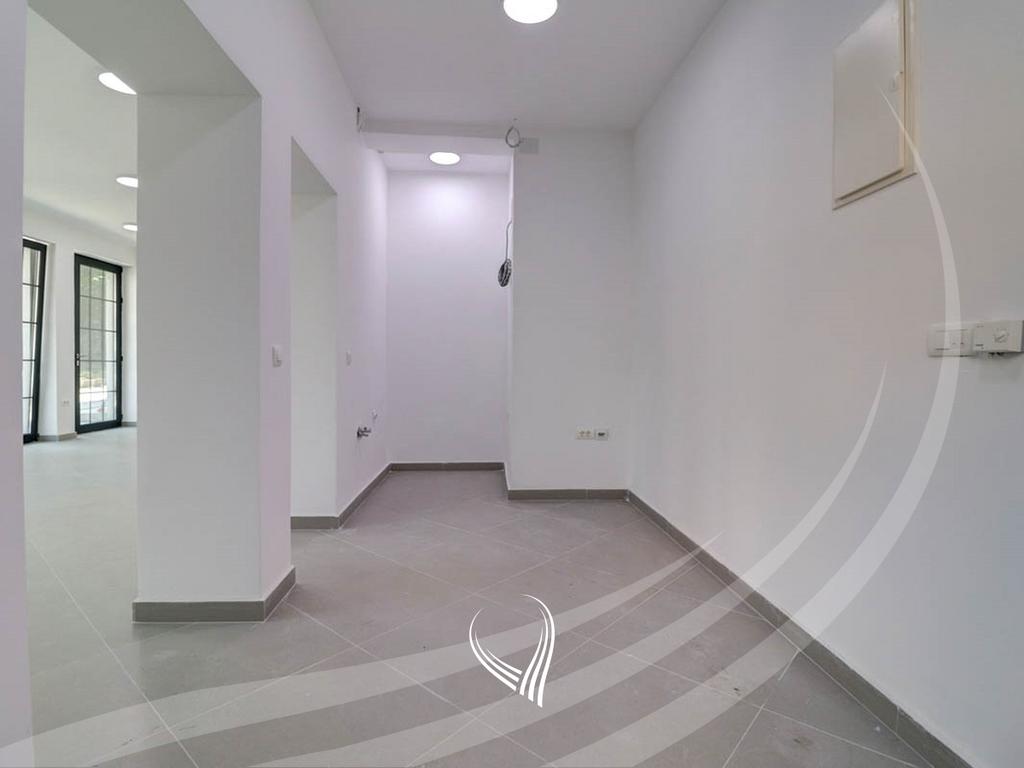 Lokal 70m2 me qira në Qendër- Sheshi Edit Durham2