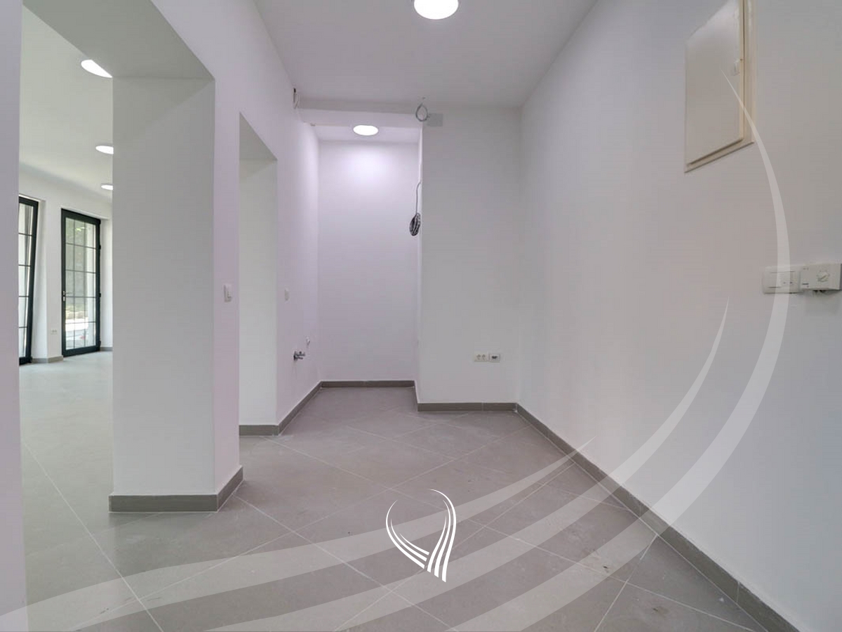 Lokal 70m2 me qira në Qendër- Sheshi Edit Durham2