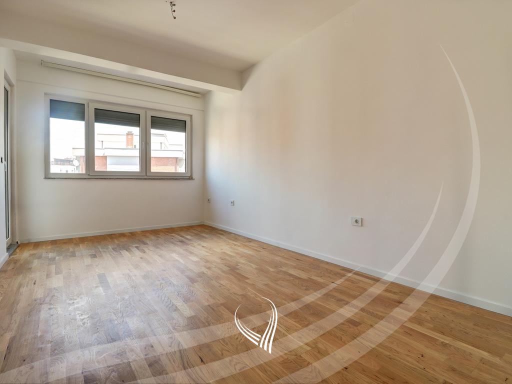 Zyre me 3 dhoma pune me qira në lagjen Mati 12