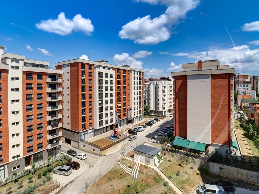 Zyre me 3 dhoma pune me qira në lagjen Mati 14