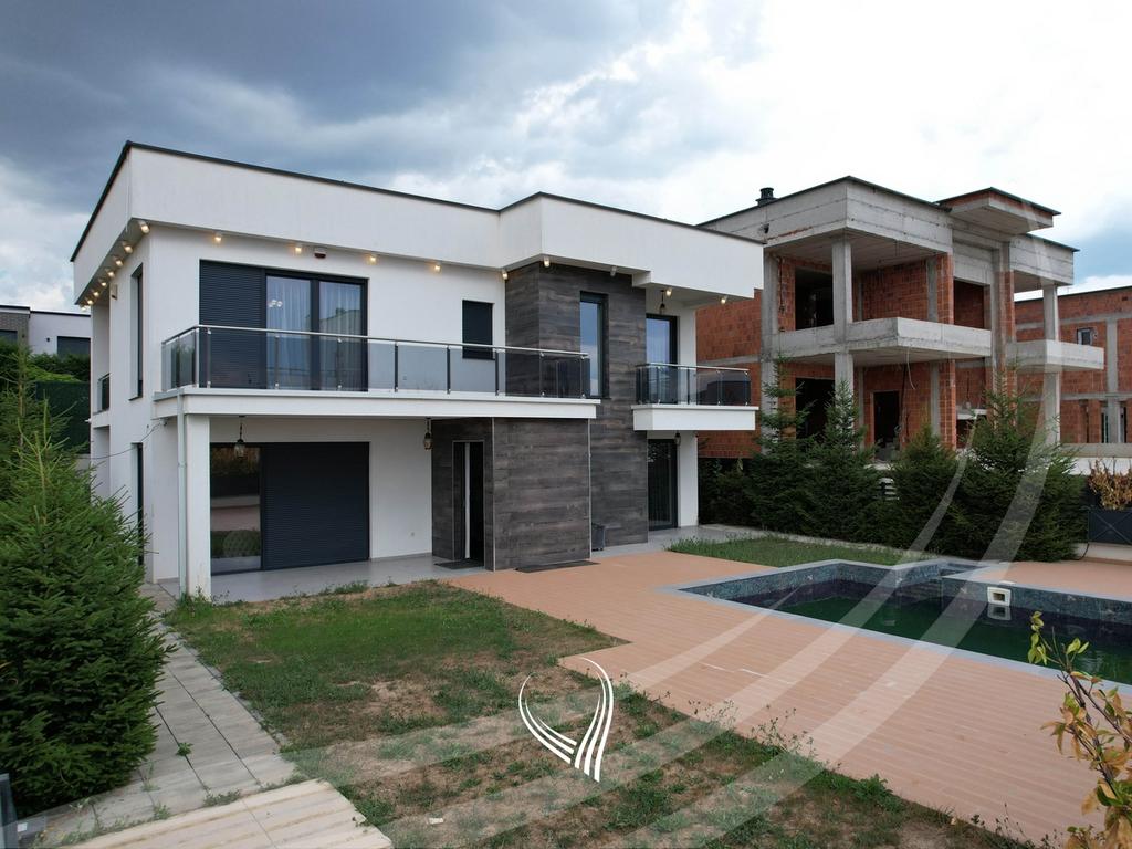 Shtëpi me 5 dhoma gjumi në shitje në Çagllavicë0