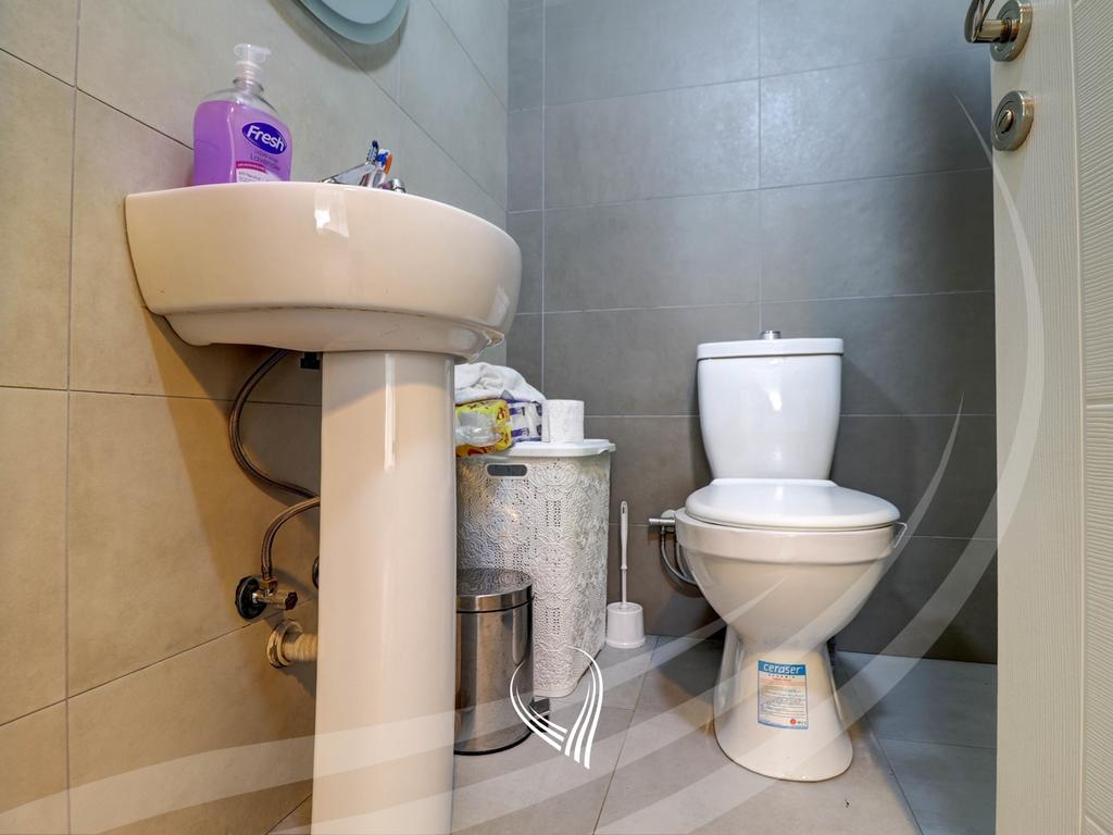 Banesë me 3 dhoma gjumi me qira në lagjen Tophane12