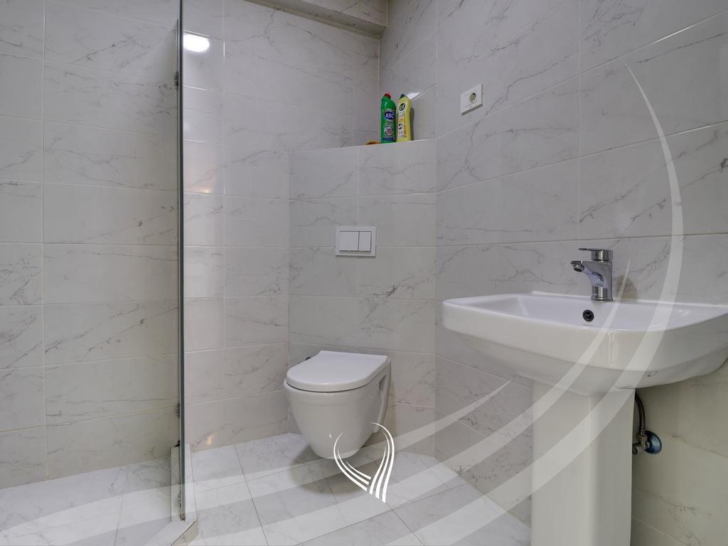 Banesë me 3 dhoma gjumi me qira në lagjen Lakrishtë – Tregtia7