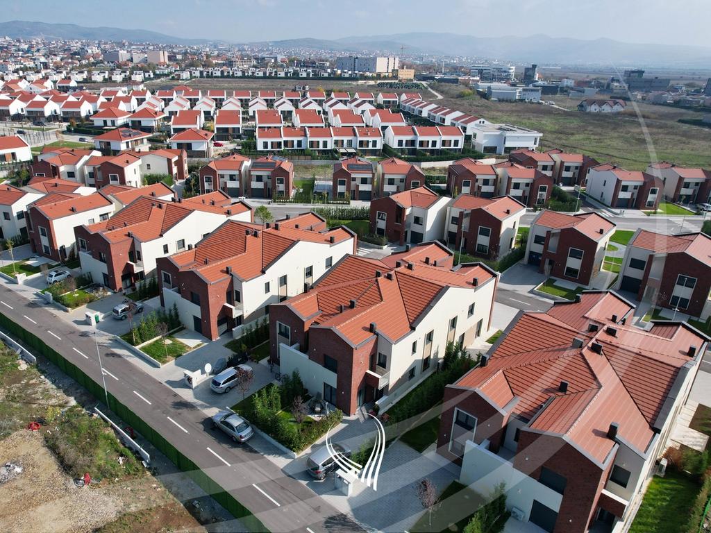 Shtëpi me 4 dhoma gjumi me qira në lagjen Qershia Village21