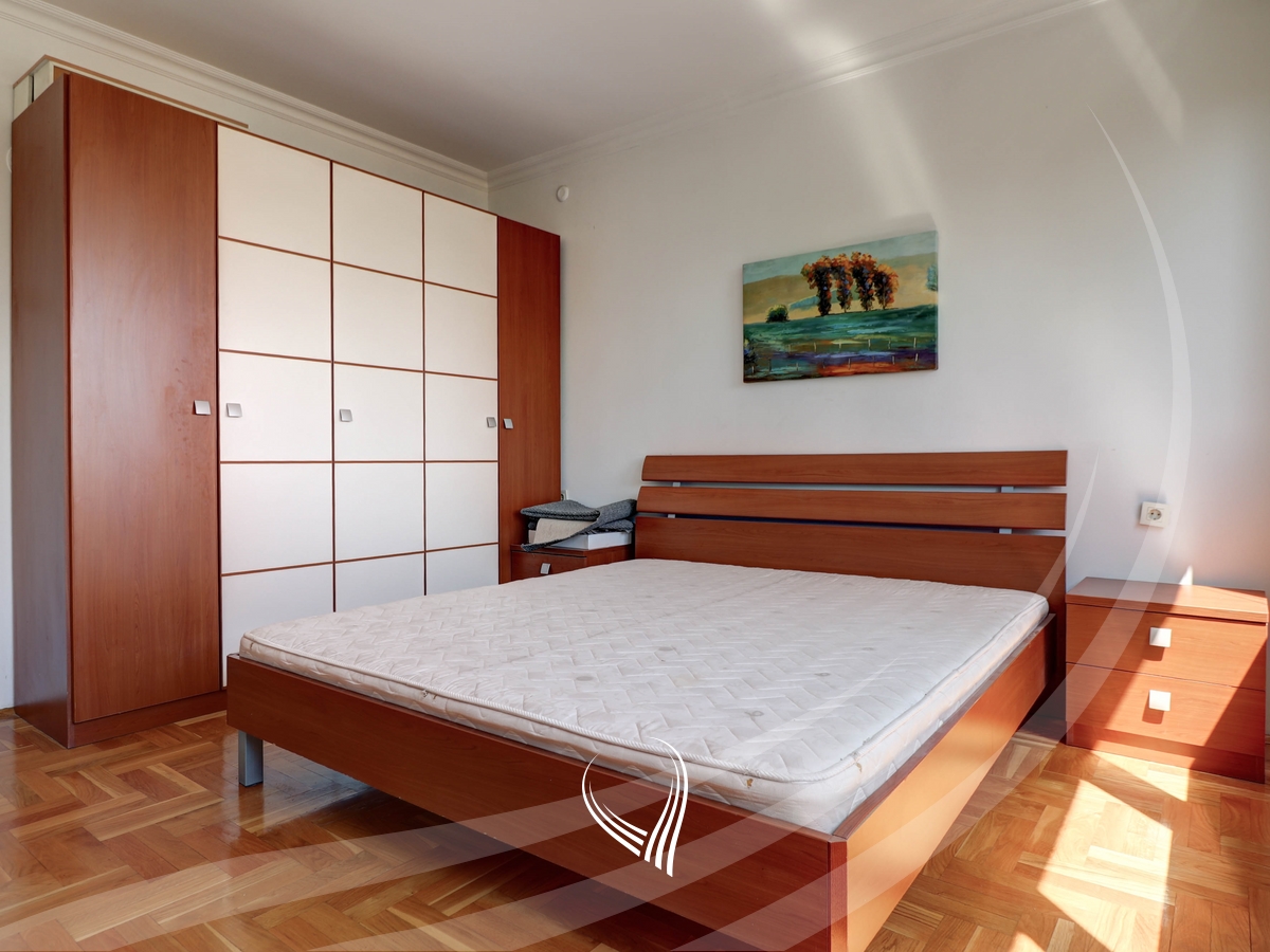 Banesë me 2 dhoma gjumi me qira Qendër4
