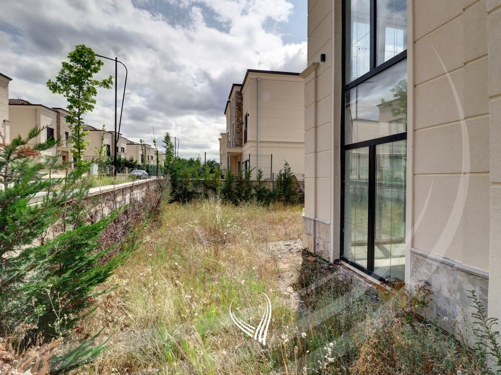 Shtëpi 374.76m2 në shitje në lagjen Royal Green Residence – Zllatar33