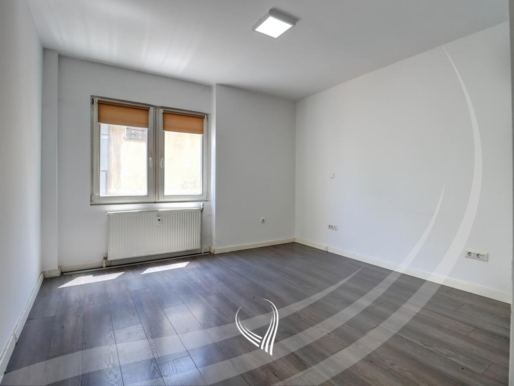 Zyre me 3 dhoma pune me qira në lagjen Pejton4