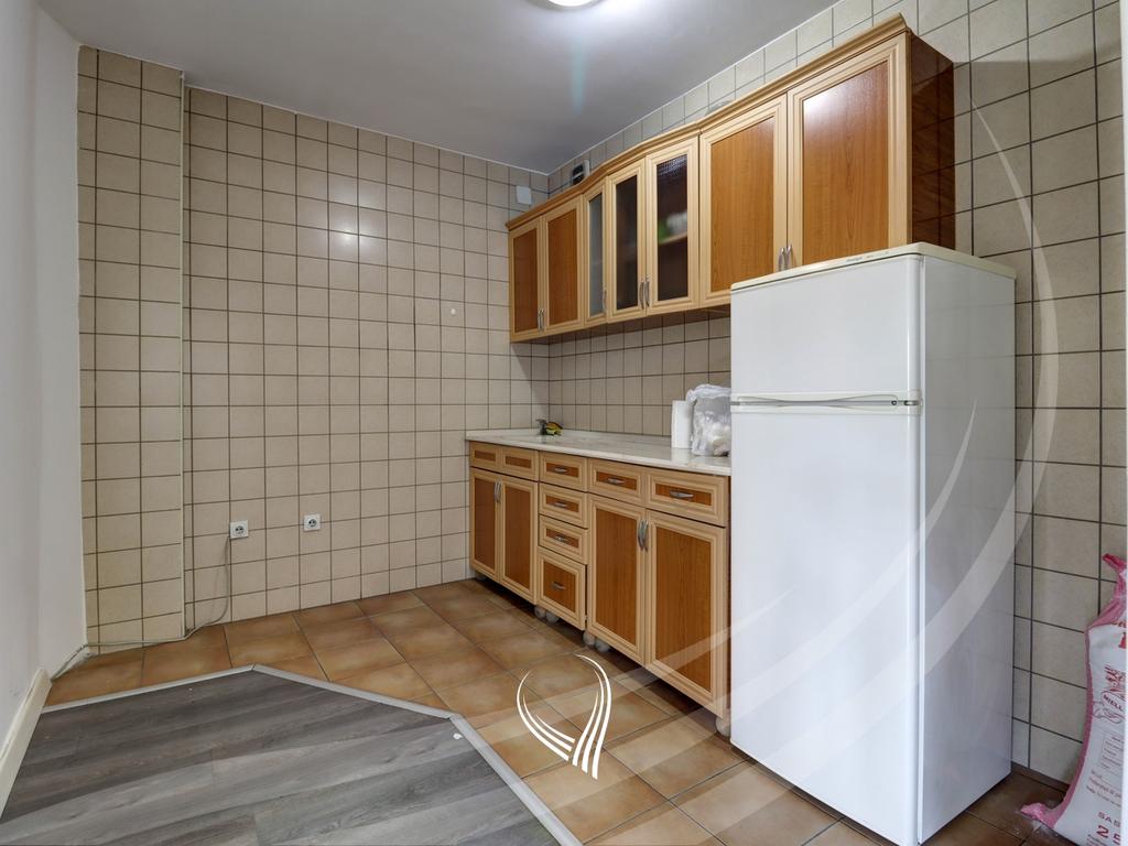 Zyre me 3 dhoma pune me qira në lagjen Pejton6