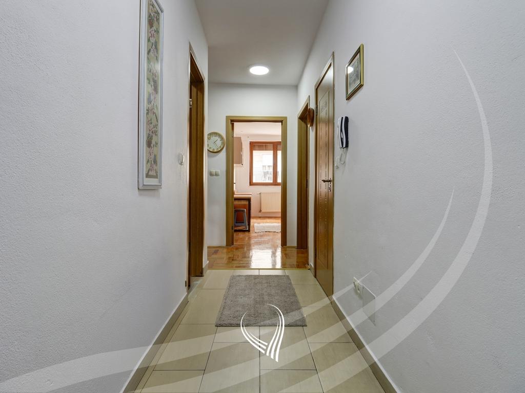 Banesë me 2 dhoma gjumi në shitje në lagjen Qafa13