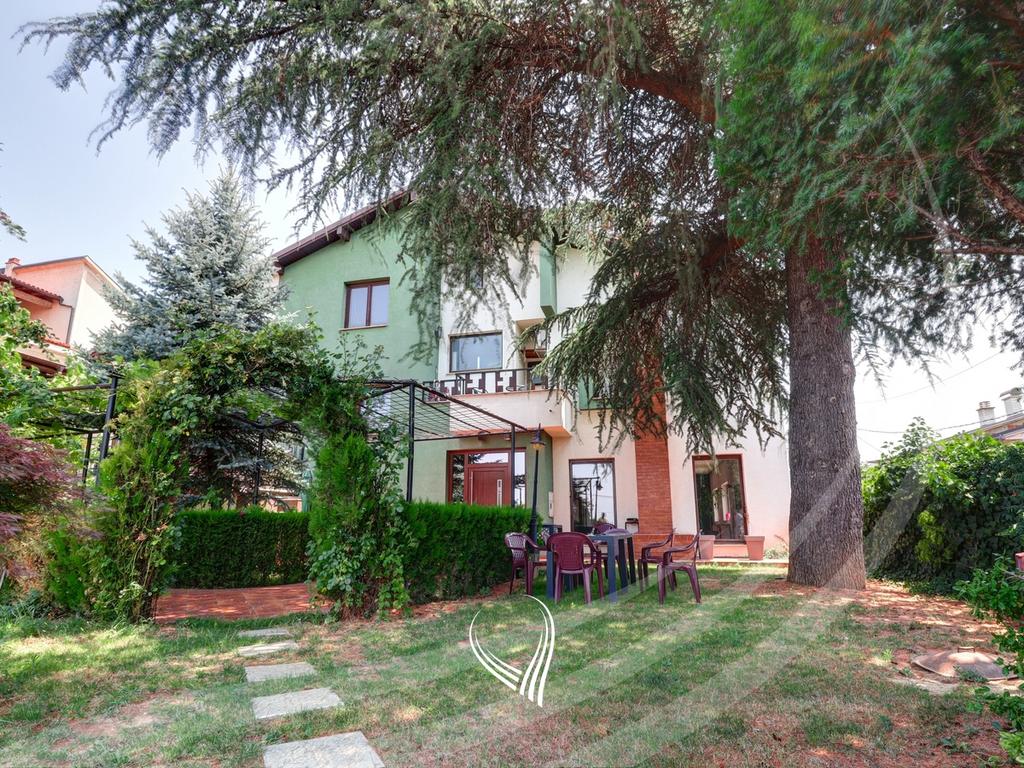 Shtëpi 400m2 në shitje në lagjen Taslixhe