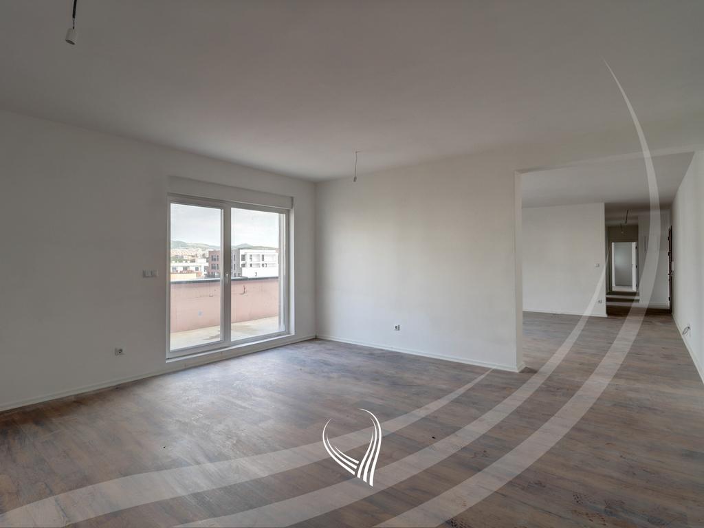 Banesë me 4 dhoma gjumi në shitje në lagjen Mati 1