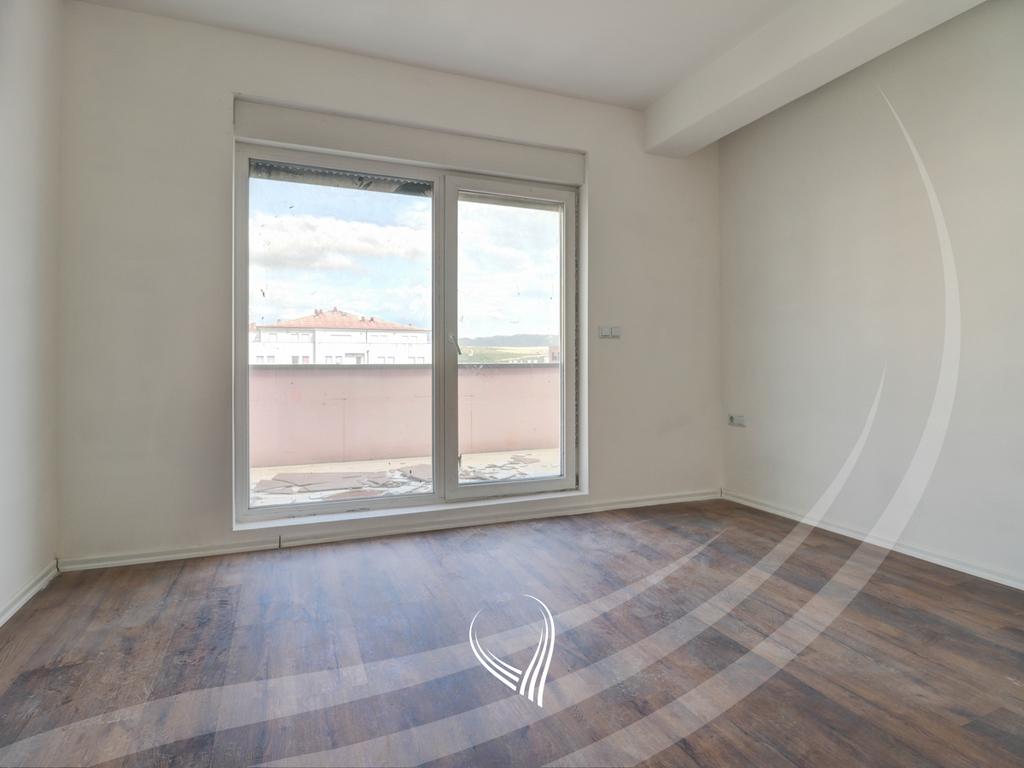 Banesë me 4 dhoma gjumi në shitje në lagjen Mati 15