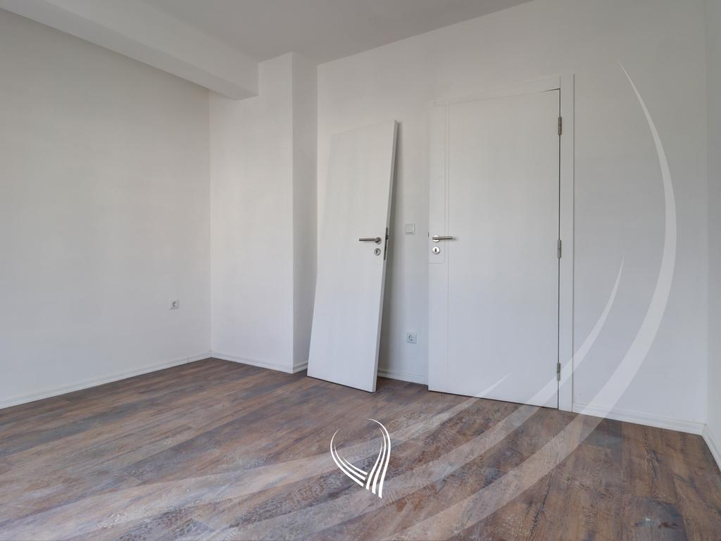 Banesë me 4 dhoma gjumi në shitje në lagjen Mati 16