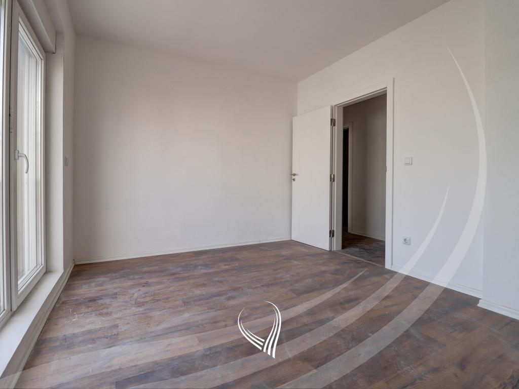 Banesë me 4 dhoma gjumi në shitje në lagjen Mati 18