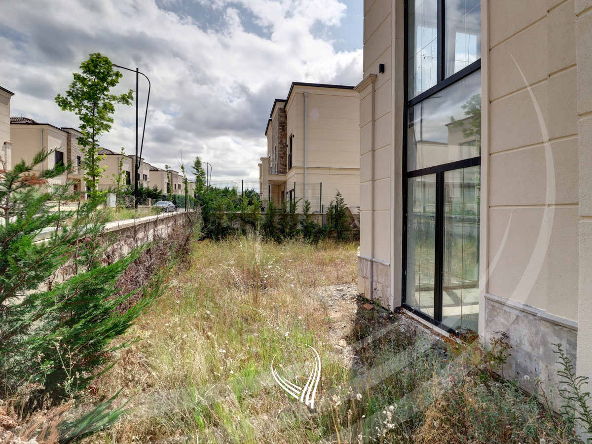 Shtëpi 374.76m2 në shitje në lagjen Royal Green Residence – Zllatar33