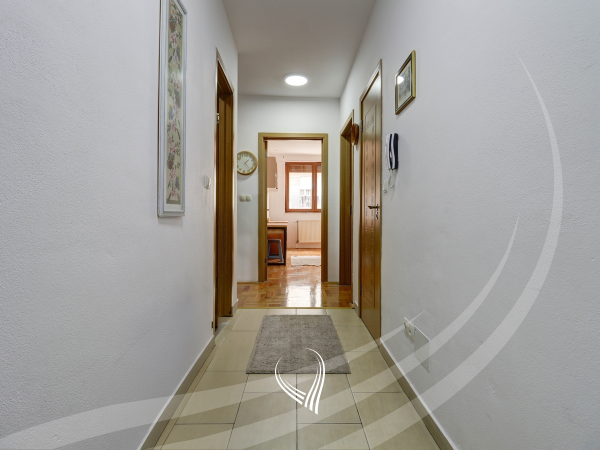Banesë me 2 dhoma gjumi në shitje në lagjen Qafa13