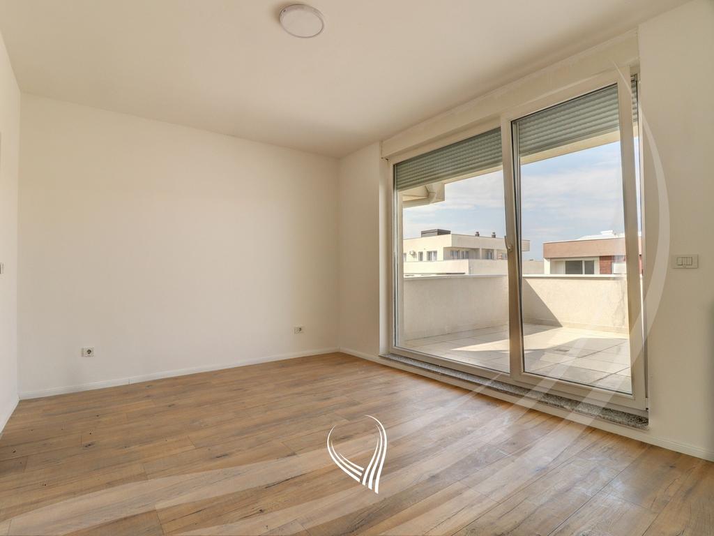 Penthouse me 3 dhoma gjumi me qira në lagjen Mati 1 – Model Slovenia3