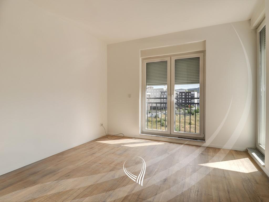 Penthouse me 3 dhoma gjumi me qira në lagjen Mati 1 – Model Slovenia4