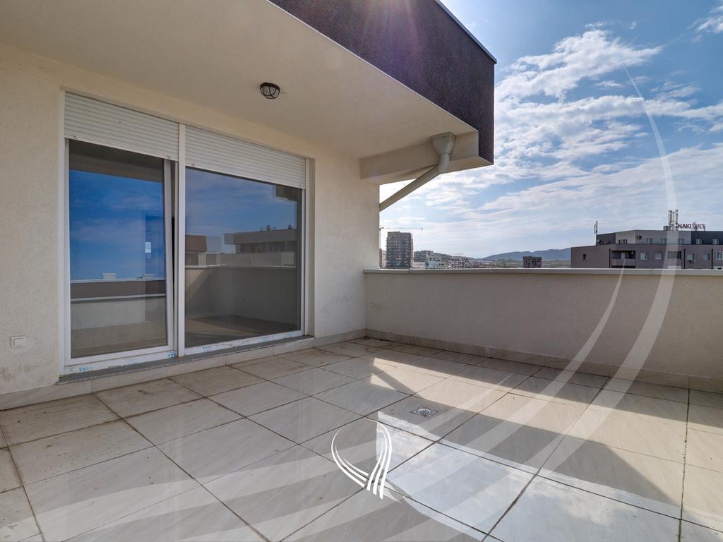 Penthouse me 3 dhoma gjumi me qira në lagjen Mati 1 – Model Slovenia7