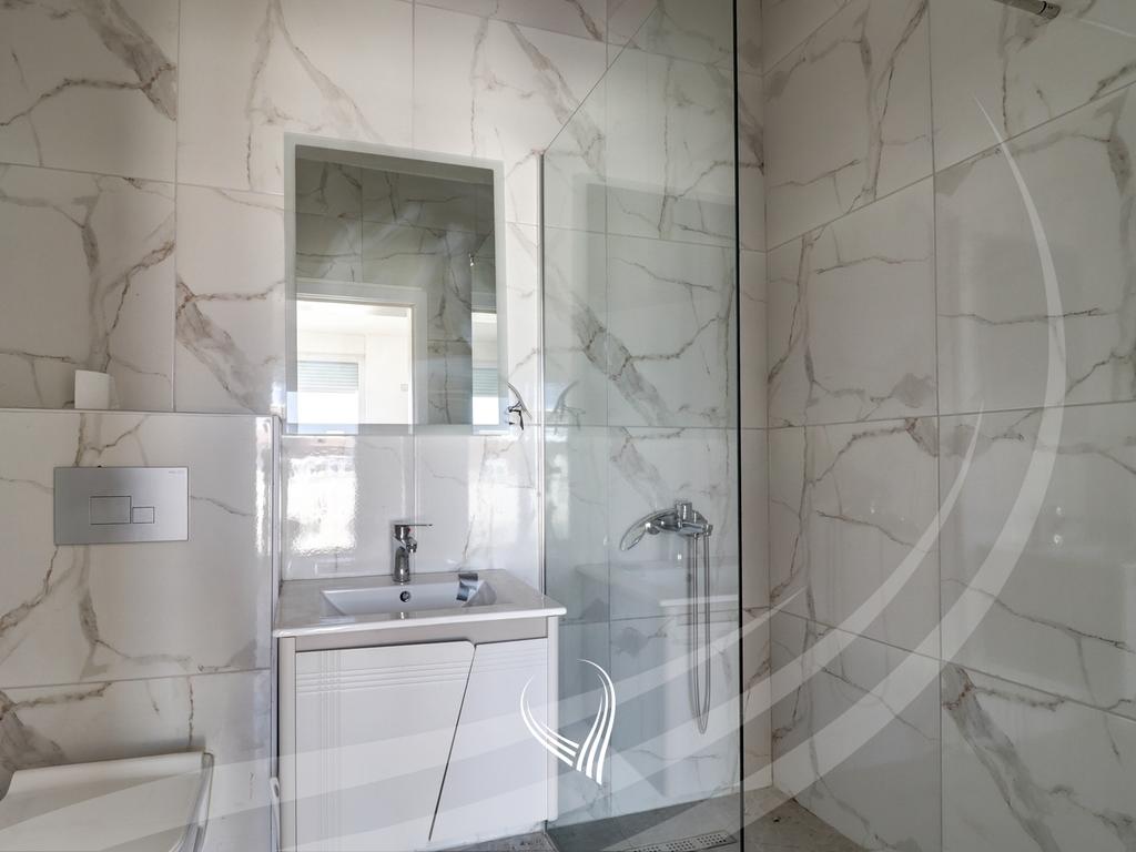 Penthouse me 3 dhoma gjumi me qira në lagjen Mati 1 – Model Slovenia9