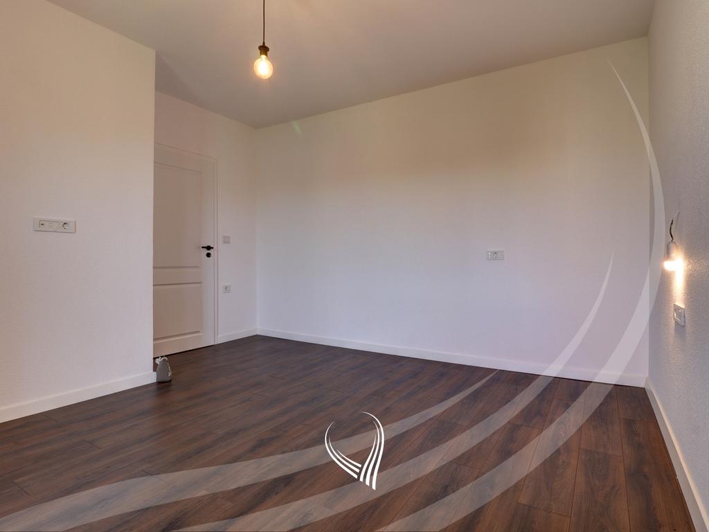 Duplex banesë me 4 dhoma të gjumit në shitje në Qendër4