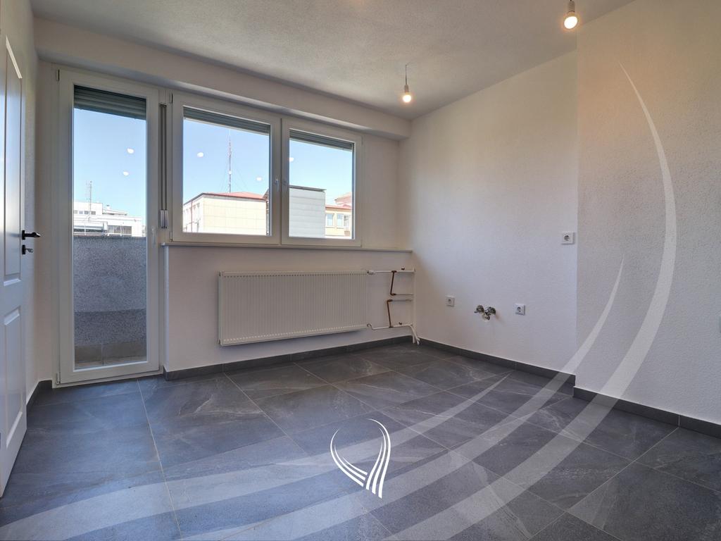Duplex banesë me 4 dhoma të gjumit në shitje në Qendër5