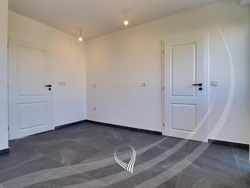 Duplex banesë me 4 dhoma të gjumit në shitje në Qendër6