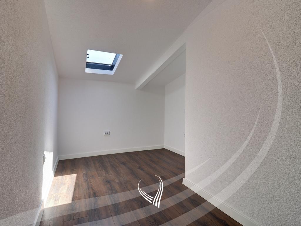 Duplex banesë me 4 dhoma të gjumit në shitje në Qendër8