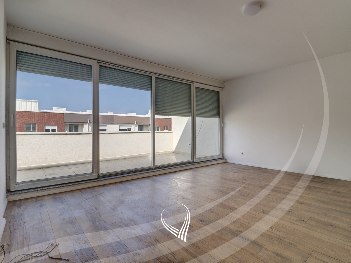 Penthouse me 3 dhoma gjumi me qira në lagjen Mati 1 – Model Slovenia0