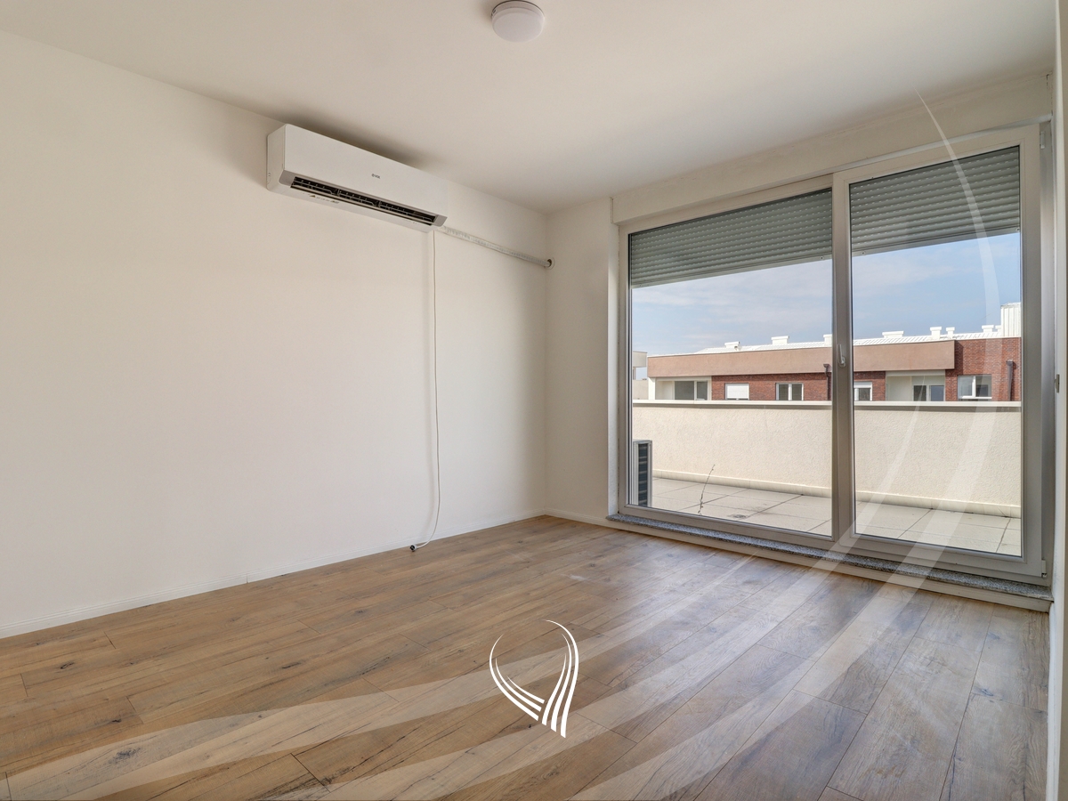 Penthouse me 3 dhoma gjumi me qira në lagjen Mati 1 – Model Slovenia2