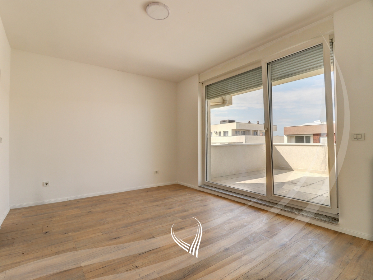 Penthouse me 3 dhoma gjumi me qira në lagjen Mati 1 – Model Slovenia3