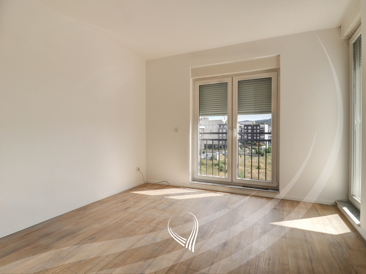 Penthouse me 3 dhoma gjumi me qira në lagjen Mati 1 – Model Slovenia4