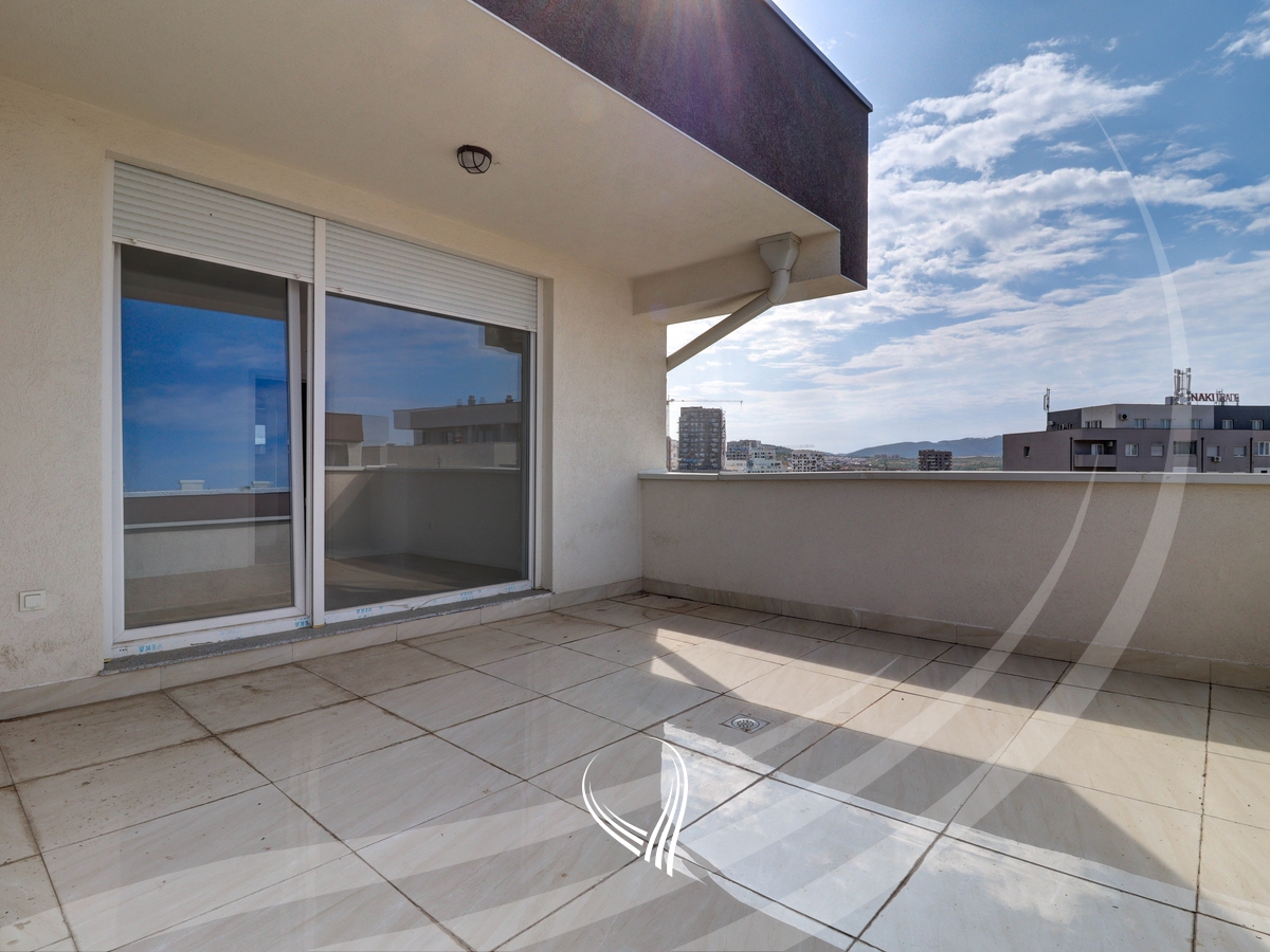 Penthouse me 3 dhoma gjumi me qira në lagjen Mati 1 – Model Slovenia7