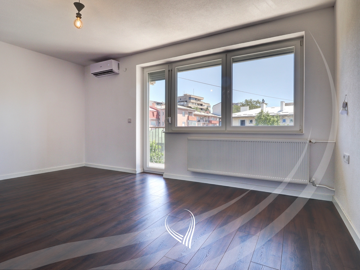 Duplex banesë me 4 dhoma të gjumit në shitje në Qendër0