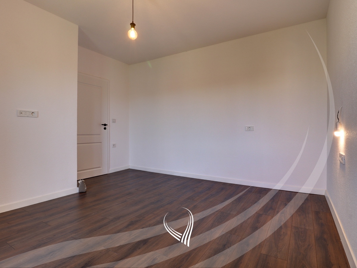 Duplex banesë me 4 dhoma të gjumit në shitje në Qendër4