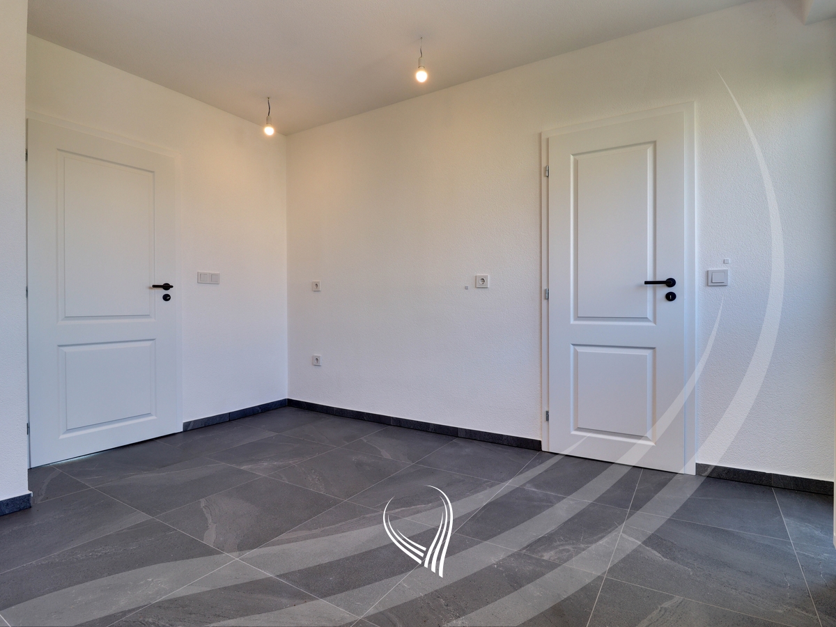 Duplex banesë me 4 dhoma të gjumit në shitje në Qendër6