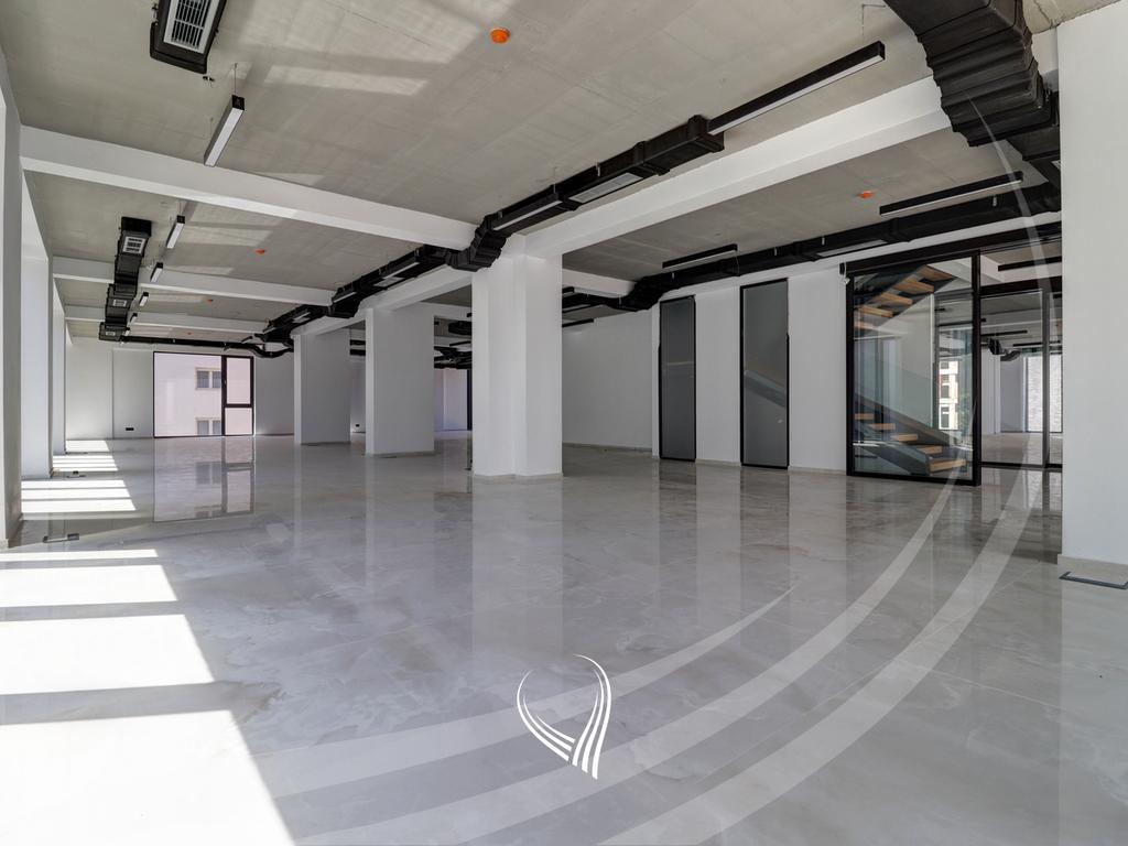 Lokal 297.83m2 me qira në lagjen Mati 11