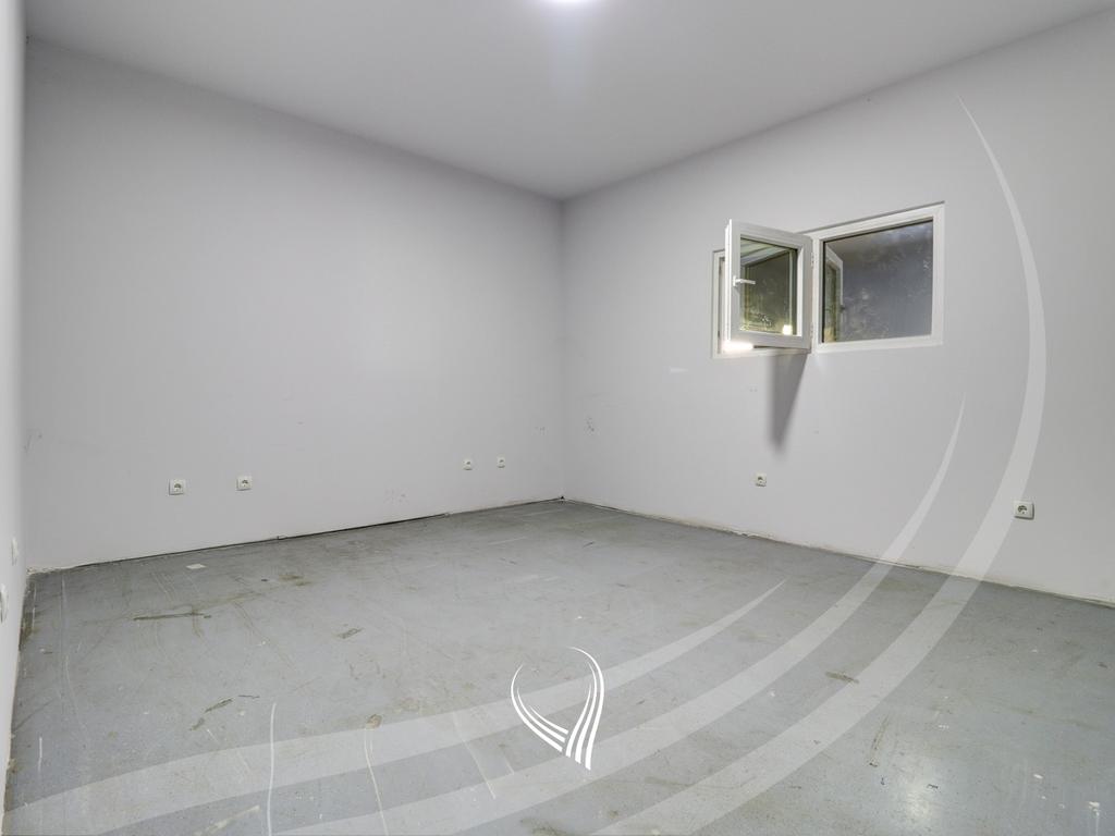 Depo 420m2 me qira në Llapllasellë4