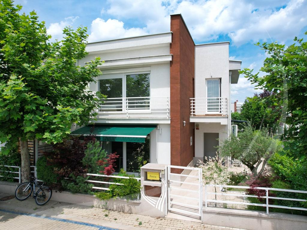 Shtëpi 222m2 në shitje në lagjen Marigona Residence