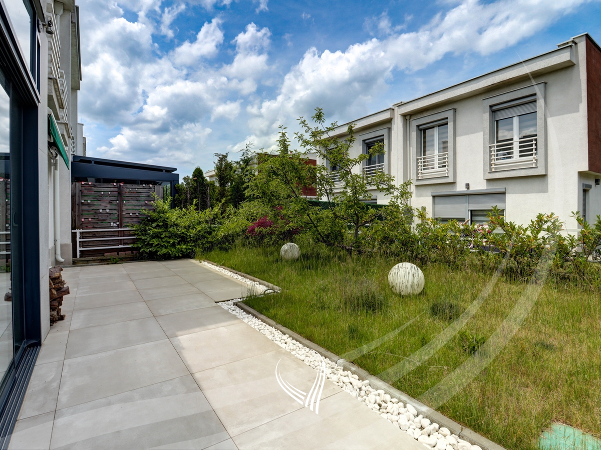 Shtëpi 222m2 në shitje në lagjen Marigona Residence23