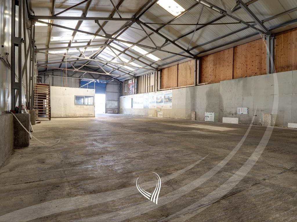Depo 360m2 me qira në Veternik2