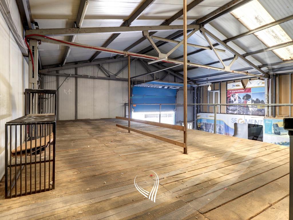 Depo 360m2 me qira në Veternik3