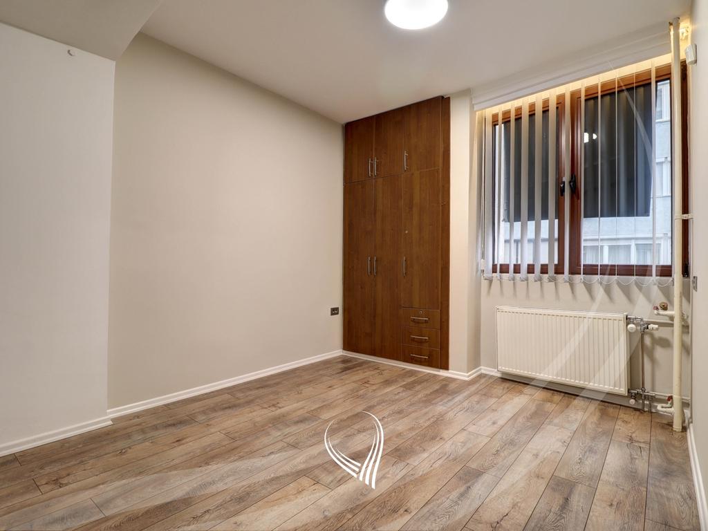 Zyre me 4 dhoma pune me qira në Qendër1