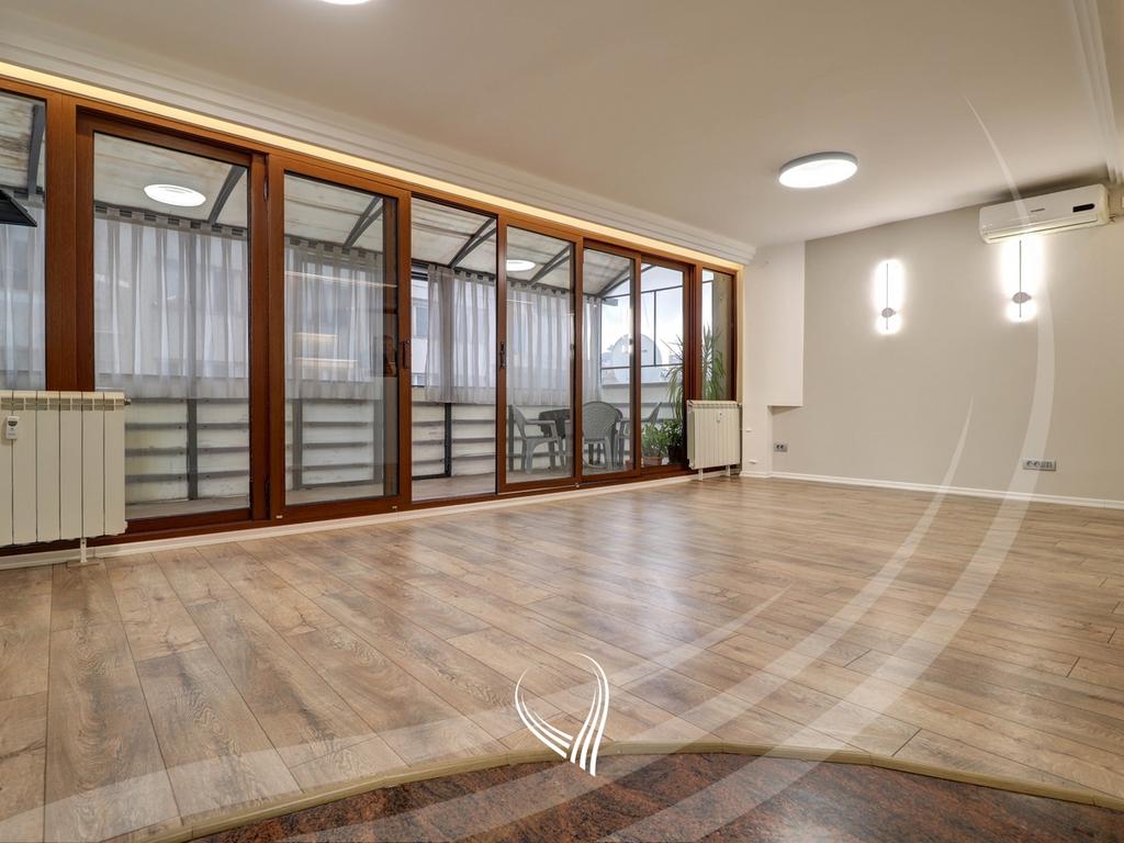 Zyre me 4 dhoma pune me qira në Qendër