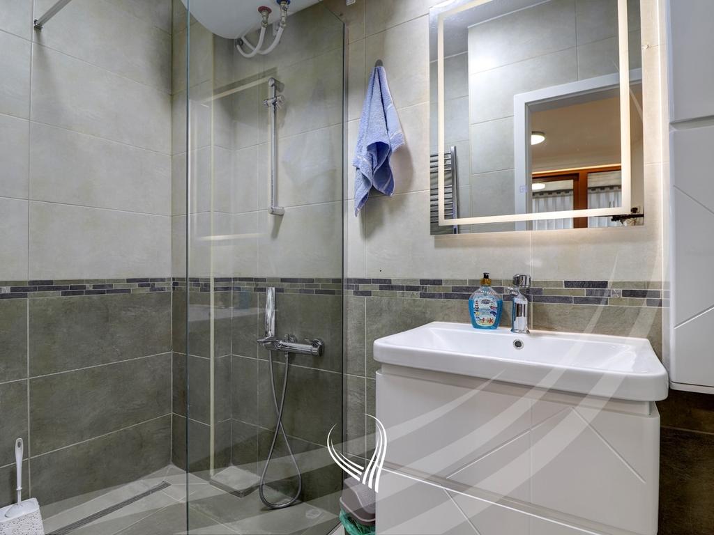 Zyre me 4 dhoma pune me qira në Qendër9