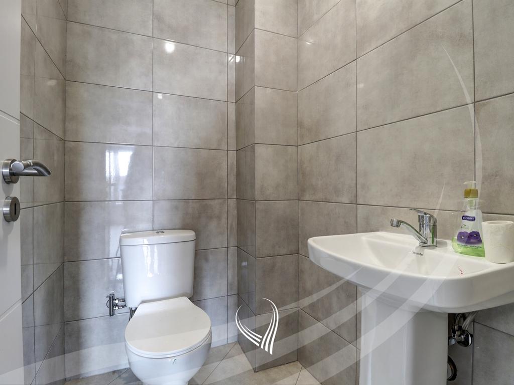 Zyre me 4 dhoma pune me qira në lagjen e Muhaxherëve8