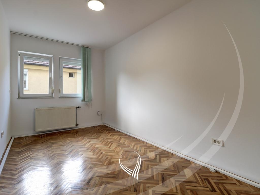 Objekt afarist 330m2 me qira në lagjen Ulpiana3