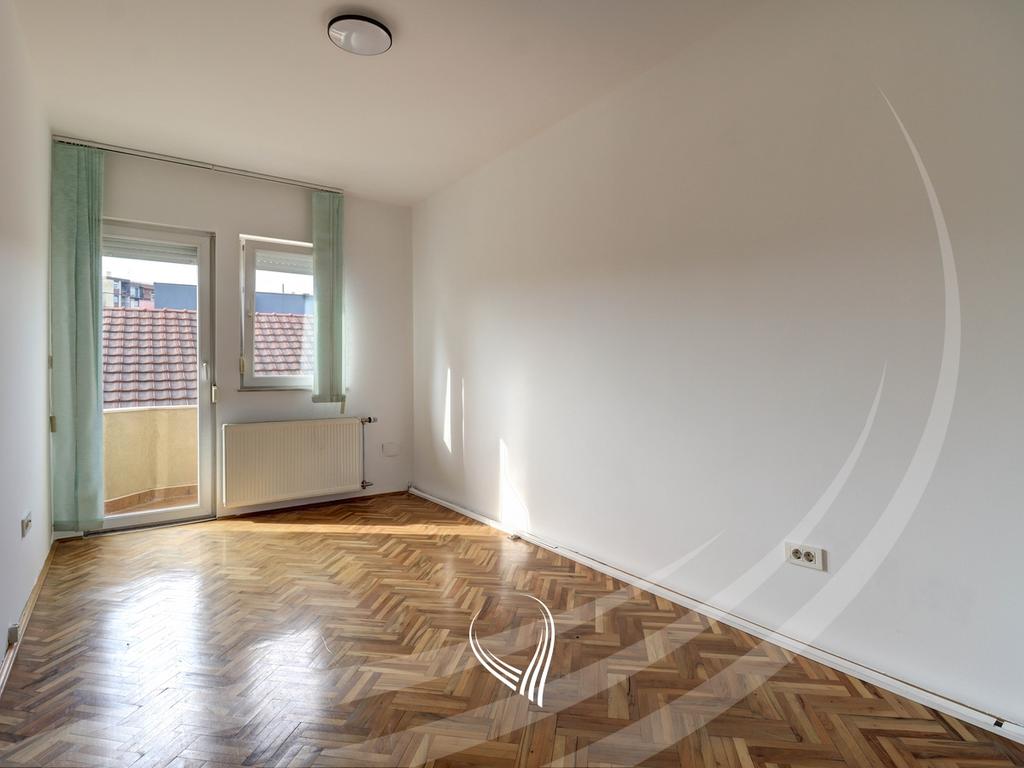 Objekt afarist 330m2 me qira në lagjen Ulpiana8